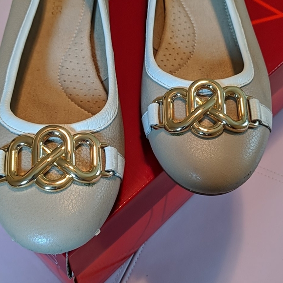 Timeless Classic Flats - Picture 3 of 5